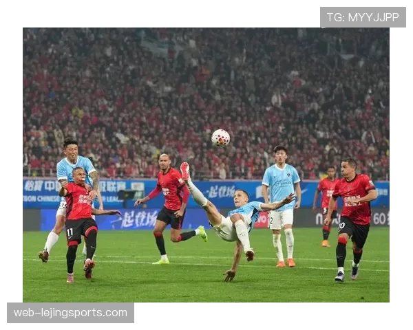 深圳新鹏城外援本科维奇角球梅开二度，中卫展现进攻属性